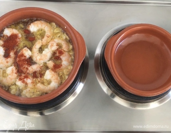 После того как креветки полностью изменили цвет, добавляем паприку, петрушку (можно нарубить свежую), соль (щепотку по вкусу). Хорошенько перемешиваем.