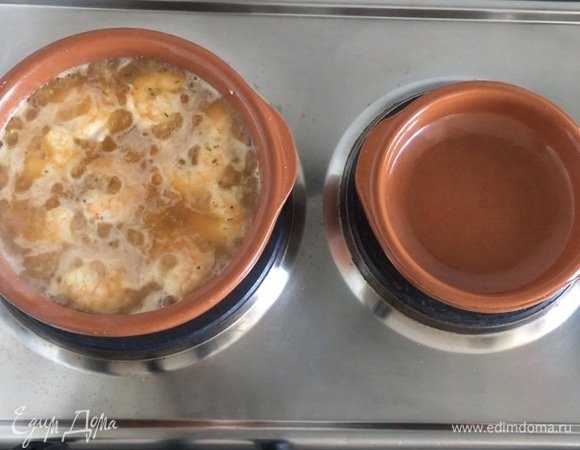 Вливаем вино. Вино закипит, и креветки начнут тушиться. Минут через 5 вы заметите, что консистенция стала чуть более густой, как соус. Почувствуйте невероятный аромат во время процесса приготовления этого блюда! Но именно после добавления вина, он станет еще более насыщенным!