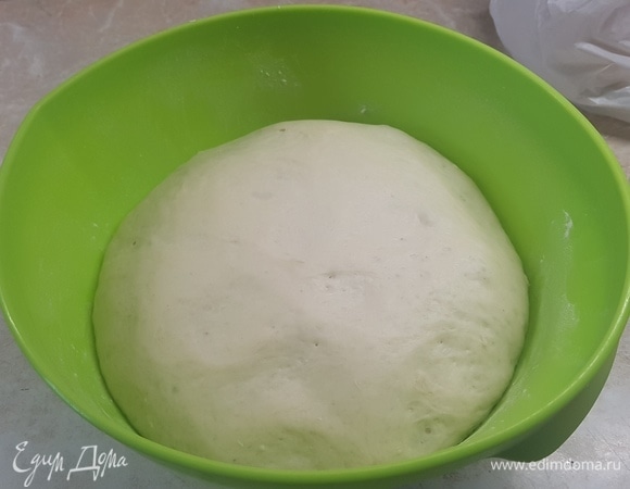 Вот так тесто выглядит через 3 часа. Оно очень хорошо подходит.