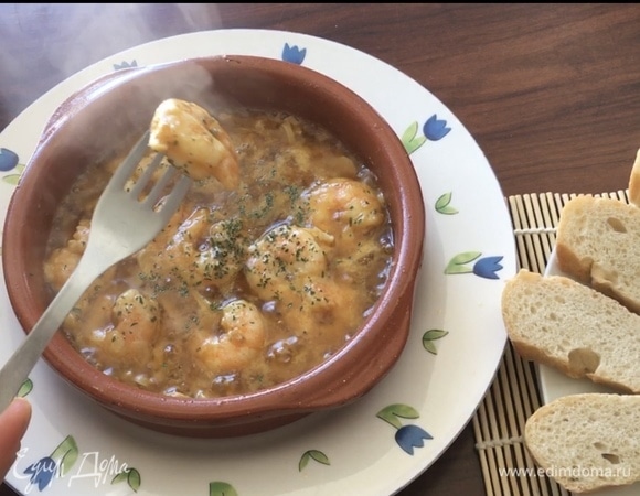 Подаются креветки в соусе пиль-пиль кипящим, прямо в тарелочке вместе со свежим белым хлебом.