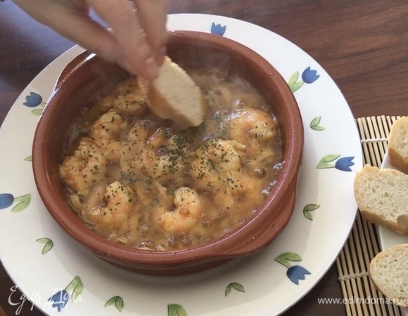 А теперь попробуйте окунуть кусочек свежего хрустящего багета в соус... Это очень вкусно! Приятного аппетита!