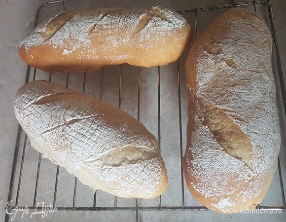 Готовые багеты остудить полностью на решетке.