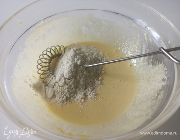 Начнем с заварного крема. Яичные желтки растереть с сахаром. Добавить муку, хорошо перемешать с помощью венчика.