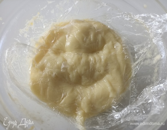 Поставить на небольшой огонь. Непрерывно перемешивать массу, особенно на дне кастрюли, чтобы избежать образования мучных комков. Как только заварной крем загустеет и начнет закипать, снять с плиты. Готовый крем накрыть пищевой пленкой и оставить остывать.