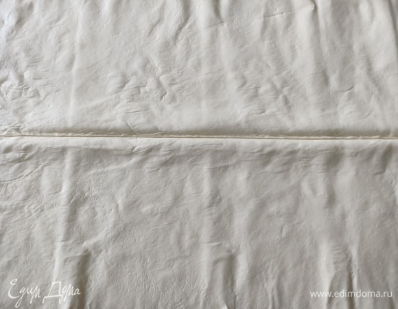 Слоеное тесто разрезать пополам.