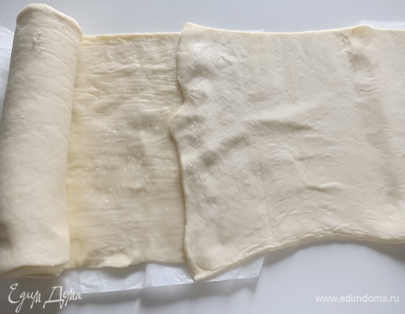 Вторую половину теста наложить на первую. Смазать сливочным маслом, посыпать сахаром и продолжить скручивание. Готовый рулет завернуть в пищевую пленку и положить в холодильник на 20–30 минут.