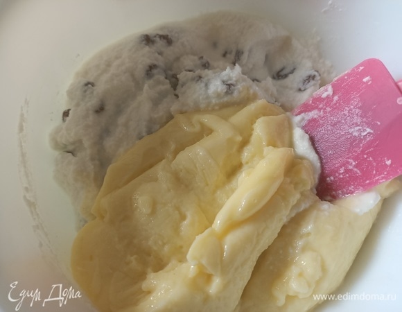 Готовим начинку. Творог протереть через сито несколько раз (так он станет более нежным и воздушным), добавить изюм и заварной крем, перемешать. Начинка получается не сильно сладкой. Если любите послаще, то добавьте немного сахара в творог до добавления заварного крема.