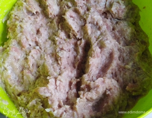 Через мясорубку пропустить свинину с репчатым луком и размоченным в молоке белым хлебом. Добавить соль, перец, остатки молока, в котором размачивали хлеб. Хорошо перемешать и выбить фарш.