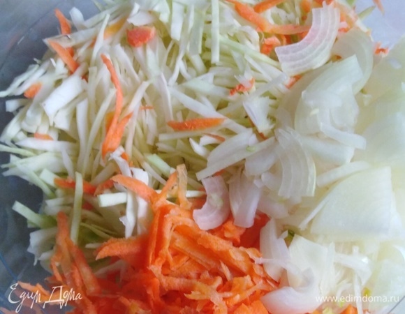 Капусту нашинковать, соединить с натертой морковью и нарезанным репчатым луком. Посолить. Немного помять руками.