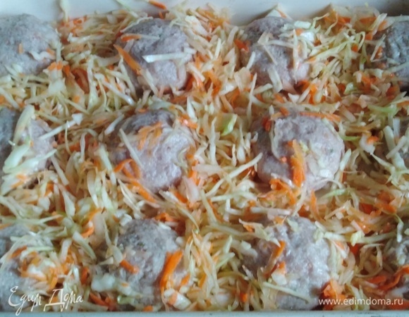 Из фарша сформировать котлеты. Выложить в форму для запекания. Между котлетами распределить овощи.