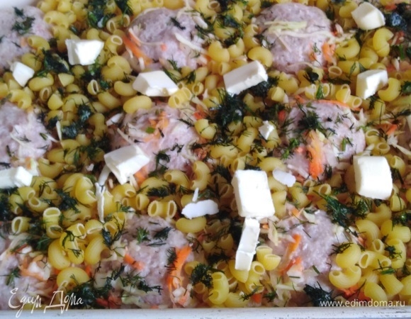 На овощную подушку выложить макароны. Добавить укроп и сливочное масло.