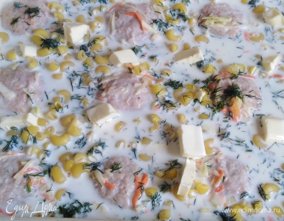 Залить одним литром молока. Накрыть форму фольгой. Поставить в заранее разогретую до 200°C духовку на 30–40 минут. Ориентируйтесь по макаронам.