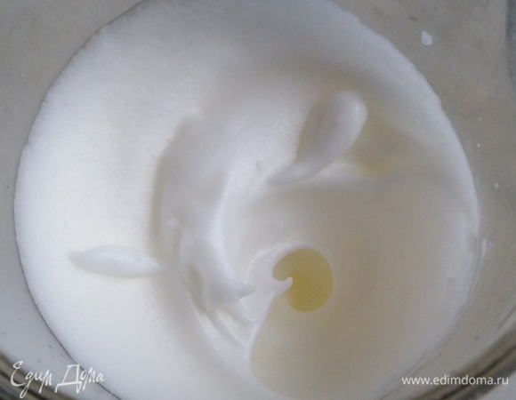 Желтки отделить от белков. К белкам добавить щепотку соли и взбить их в устойчивую пену.