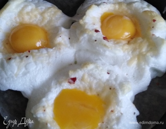 Достать и в каждое углубление выложить желтки.