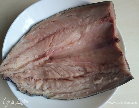 Разрезаем по хребту и вычищаем все внутренности.