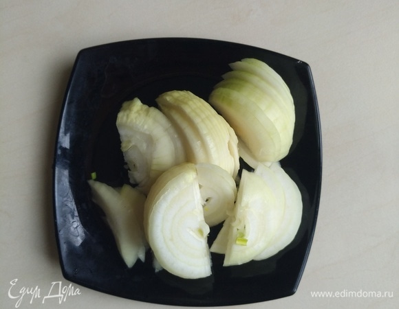 Лук нарежем полукольцами.