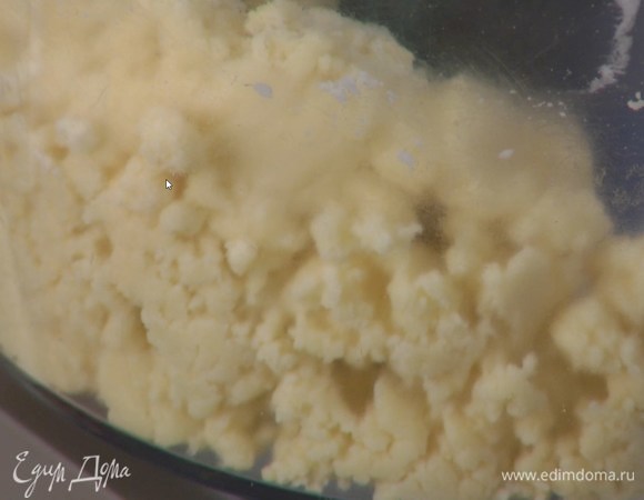 Приготовить тесто: предварительно охлажденное сливочное масло нарезать маленькими кусочками, выложить в чашу блендера, добавить муку, сахар, разрыхлитель, соль и измельчить все в крошку, затем, не выключая блендера, в несколько приемов влить 2 ст. ложки ледяной воды.