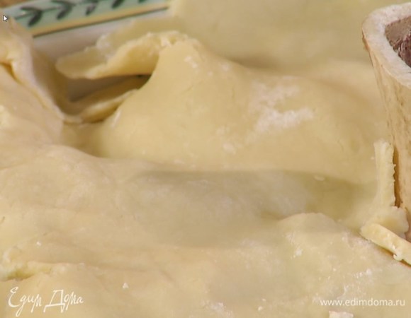 Рабочую поверхность посыпать оставшейся мукой и раскатать тесто не слишком тонко, в центре пласта сделать надрез для косточки и накрыть им начинку.