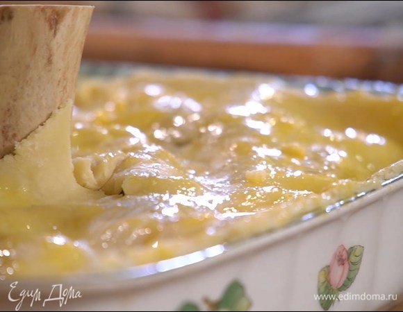 Яйцо разбить в чашку и смазать им тесто.