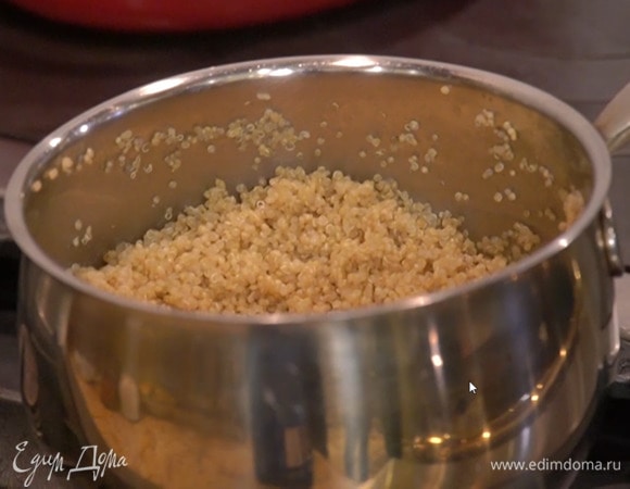 Киноа отварить согласно инструкции на упаковке.