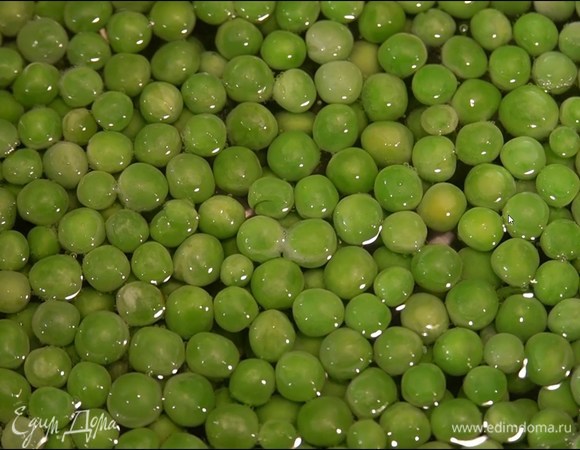 Зеленый горошек предварительно разморозить и на несколько минут опустить в кипящую воду, откинуть на дуршлаг и обдать ледяной водой.