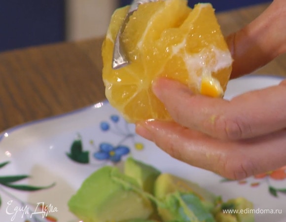 Цедру лимона натереть сверху на авокадо, затем срезать остатки кожуры и над блюдом с авокадо вырезать из перепонок мякоть, выжать оставшийся сок.