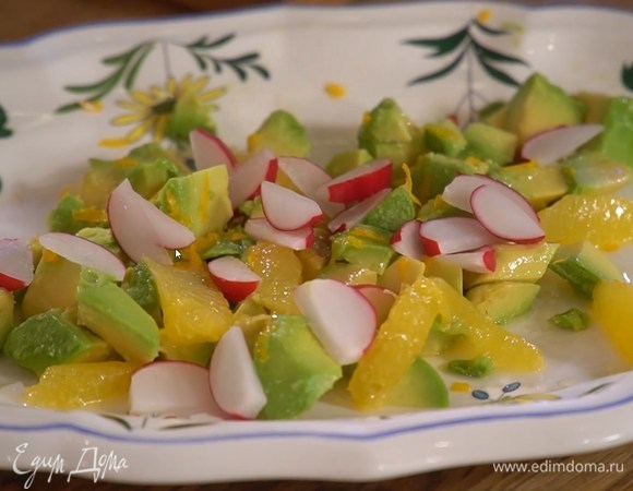 Редис нарезать тонкими дольками и разложить на авокадо.