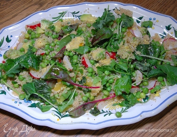 Добавить в блюдо готовое киноа, зеленый горошек, салатные листья, порванные руками листья петрушки, кинзы и базилика, полить все оливковым маслом, посолить и поперчить.