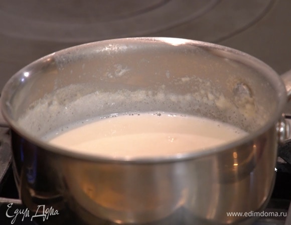 В небольшую кастрюлю влить молоко и сливки и прогреть, не доводя до кипения, добавить агар, перемешать, довести до кипения и прогревать еще пару минут, затем всыпать сахар и перемешивать, пока он полностью не растворится.