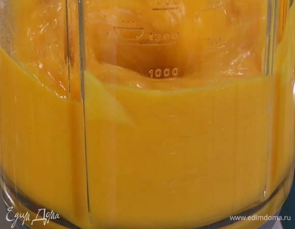 Манго, удалив косточки, почистить, мякоть порезать, выложить в чашу блендера и взбить в пюре.