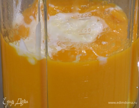 В блендер с манго влить охлажденную сливочную массу и все взбить.