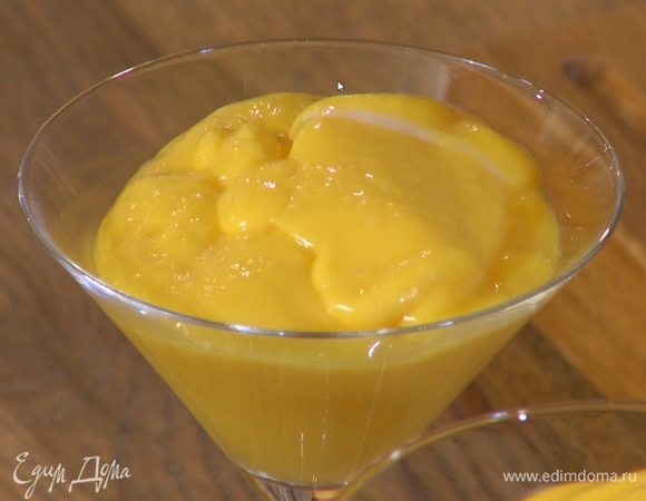 Разлить сливочно-манговую смесь в прозрачные креманки и отправить застывать в холодильник.