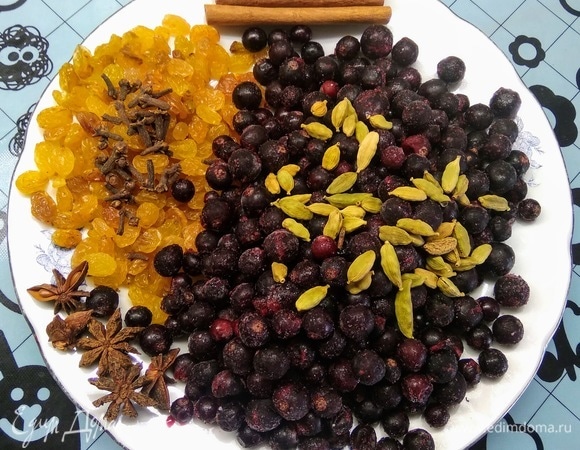 Смородину можно использовать свежемороженую, а специи в молотом виде, примерно соблюдая пропорции. Отправить все ингредиенты (кроме сахара) в кастрюлю, залить водой, довести до кипения и варить не более 5 минут. Добавить сахар.