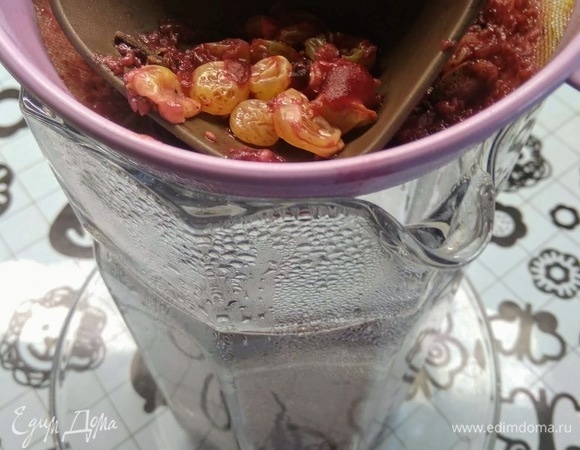 Процедить компот в кувшин. Можно пить сразу горячим или дождаться, когда остынет — очень вкусно в любом виде. Если мало сладости, добавьте мед в почти остывший компот. Приятного аппетита!