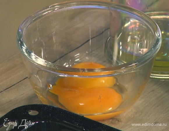 Яичные желтки смешать с солью и смазать тесто.