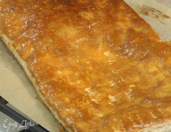 Выпекать корж в разогретой духовке 10–12 минут, затем остудить.