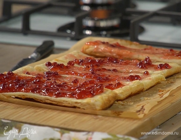 Корж разрезать на одинаковые прямоугольники, перевернуть их и промазать каждую часть джемом.