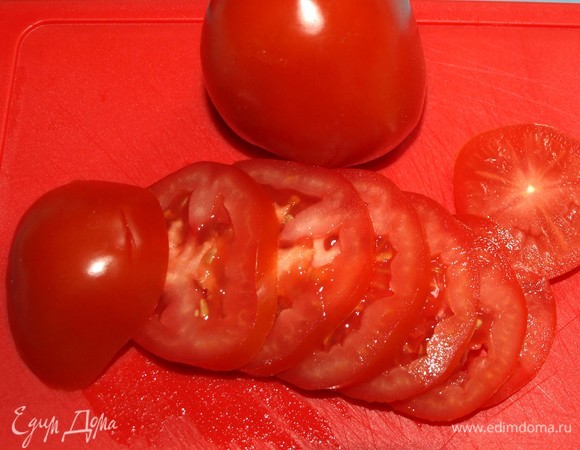 Помидоры нарезать тонкими кружочками.