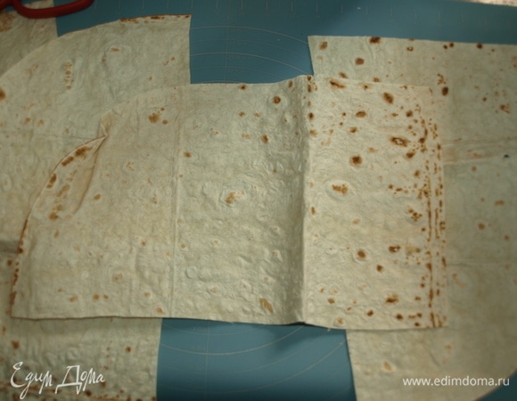 Тонкий лаваш разделить на три или четыре части.