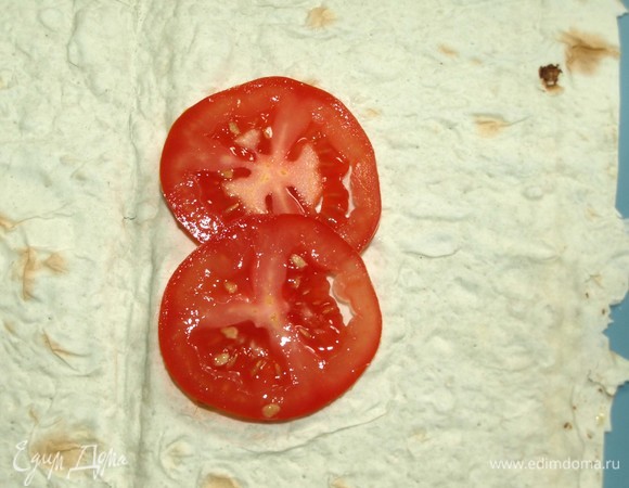 На лаваш кладем помидоры.