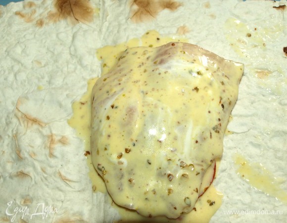 Филе рыбы окунаем в подготовленный соус и выкладываем на помидоры. Сверху добавить немного соуса.