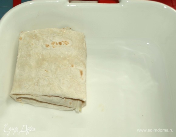 Заворачиваем конвертиком и отправляем в форму для запекания.