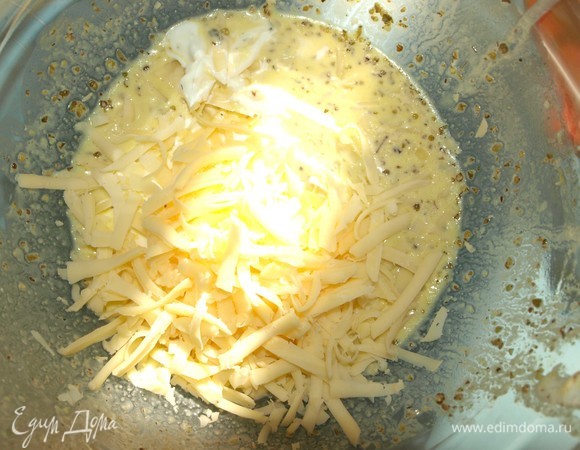 В оставшийся соус добавить 2 ст. л. сметаны, тертый сыр, сливки. Соль и перец — по вкусу. Все хорошо перемешать.