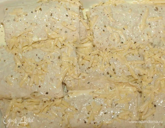 Залить подготовленной смесью рыбу в лаваше. Отправляем в заранее разогретую до 180ºС духовку на 30–35 минут.