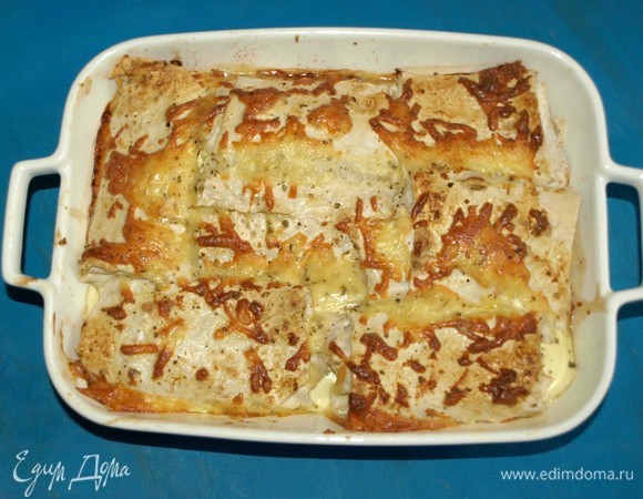 Достаем готовую рыбу из духовки. Даем постоять 5–10 минут.