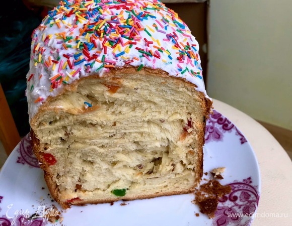 Теперь приготовим глазурь. Взбиваем один белок до устойчивой пены. Всыпаем сначала 1,5 ст. л. сахара и быстро перемешиваем. Добавляем сок лимона, затем еще 1,5. ст. л. сахара. Все взбиваем.