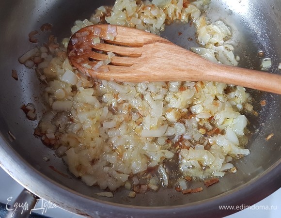 Лук мелко нарезать и обжарить на сливочном масле до золотистого цвета.