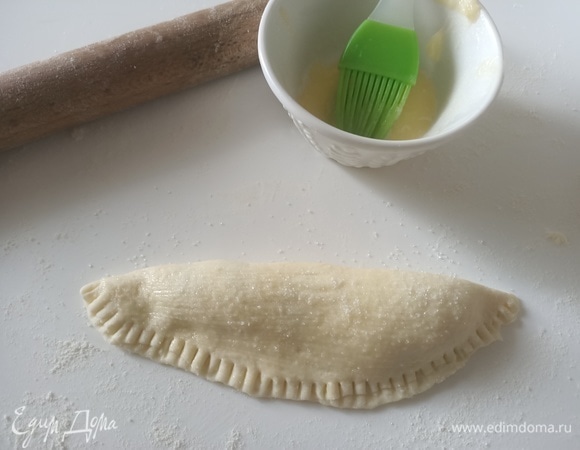 Защипнуть концы. Верх смазать сливочным маслом.