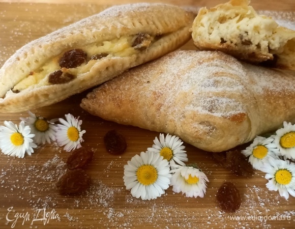 Готовые слойки посыпать сахарной пудрой. Приятного аппетита!