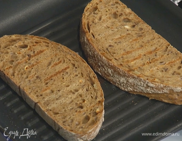 Хлеб поджарить с двух сторон на сухой сковороде-гриль.